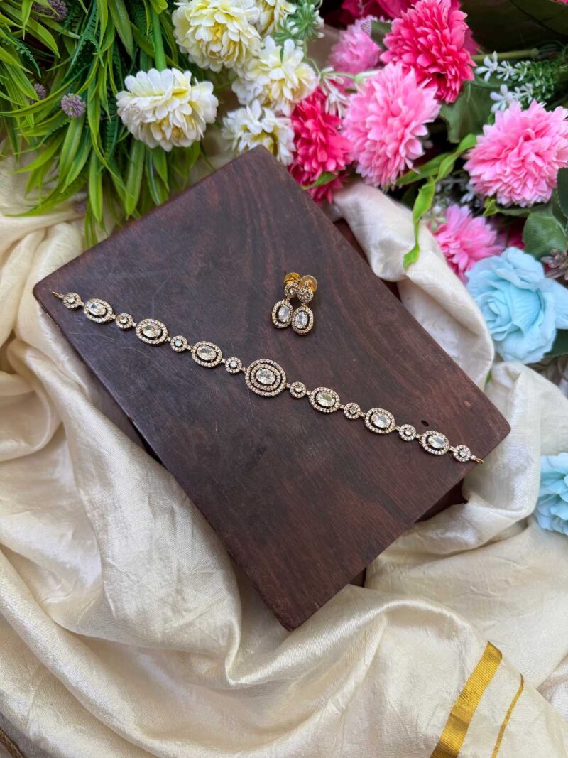 Elegent Diamond Look Alike Oval Short Choker- IM56