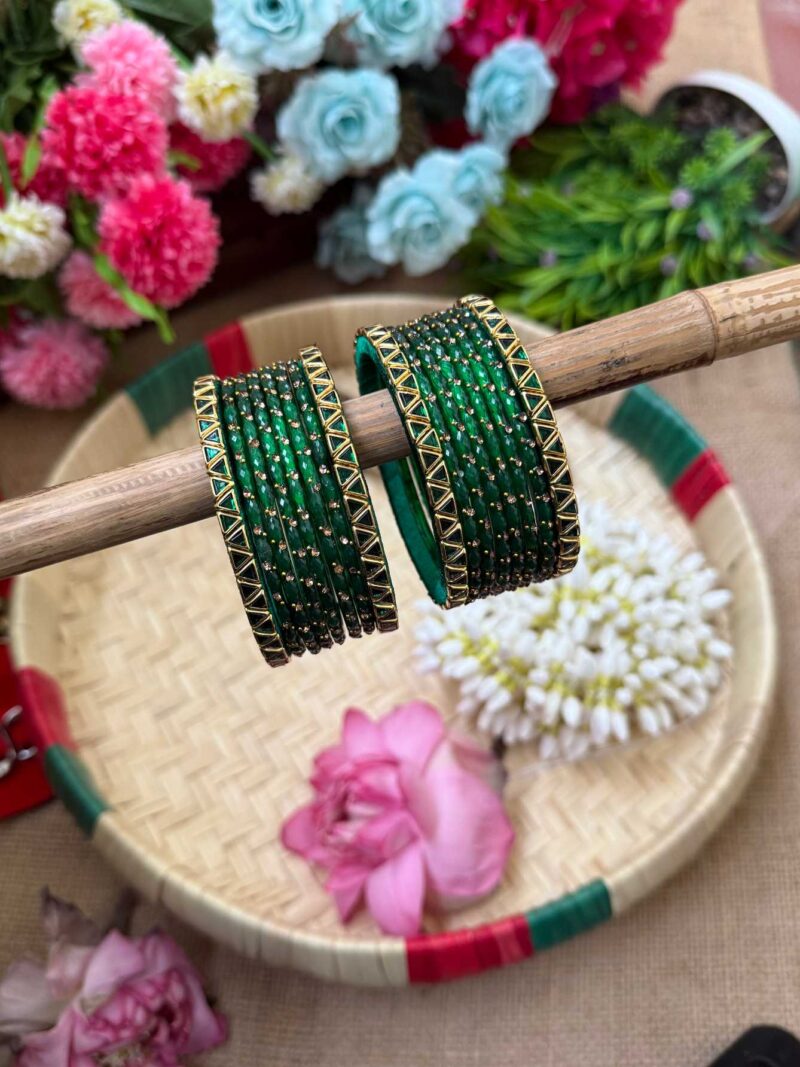 Triangle Dark Green Silk Thread Glass Bangles Combo - BC423